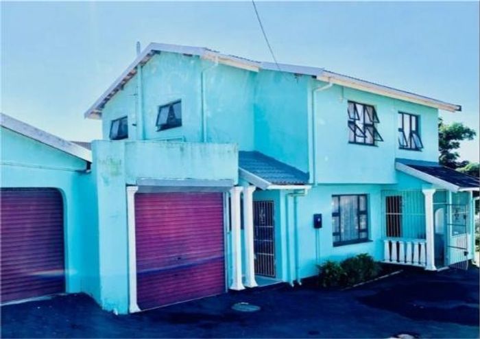 Umlazi Central House For Sale: 3 Bedrooms, 2 Garages, Fenced, Convenient Location.
