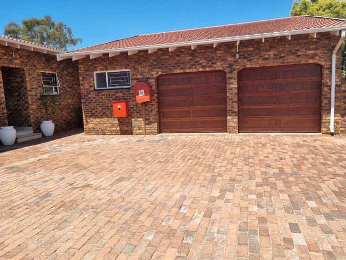 Northmead Townhouse For Sale: Open plan living, garden access, double garage, 3 bedrooms.