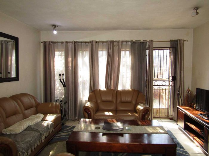 Windsor Townhouse For Sale: 2 Bedrooms, private garden, garage, near Cresta Mall.