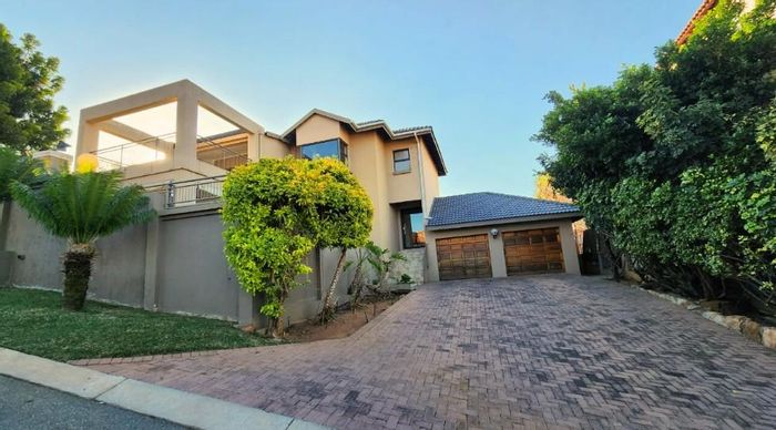 For Sale: House in Cashan with 3 en-suite bedrooms, secure estate amenities.