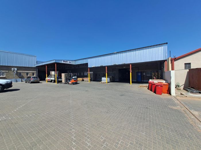 Mixed Use Warehouse To Rent in Prosperita, 1,200 m2, divisible space available.