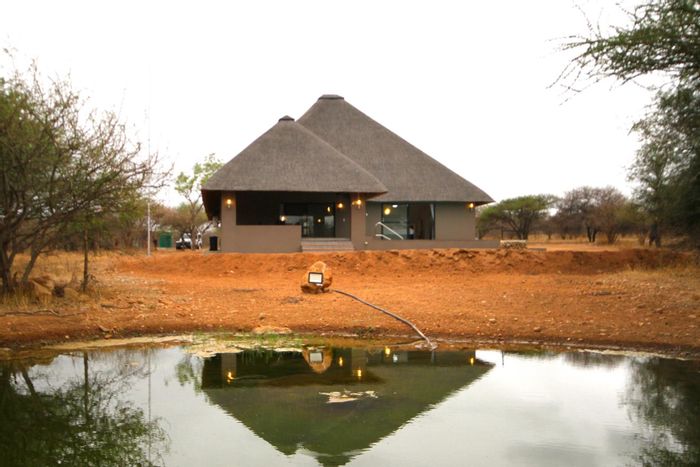 Off-grid house on 30 ha with pool, solar, and game viewing in Hoedspruit Central.