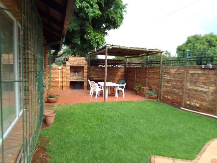 Property #2403613, Townhouse Rental Monthly in Weavind Park