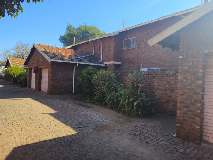 For Sale: Silverton Townhouse, 2 Beds, 1.5 Baths, Garage, and Carports.