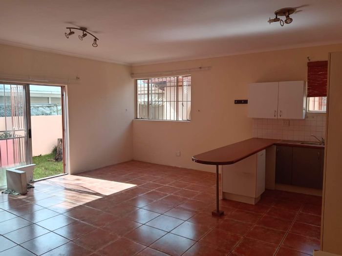 Pet-friendly 2-bedroom cottage in Oaklands, to rent with private garden and garage.