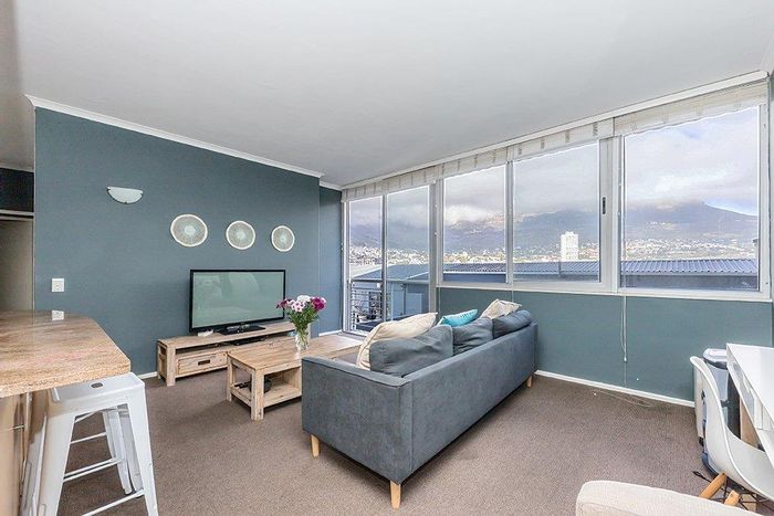 For Sale: 2-Bedroom Apartment in Cape Town City Centre with Pool, Parking, and Security.