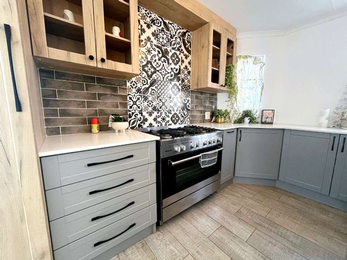 Faerie Glen House For Sale: 3 Bedrooms, Pool, Double Garage, Domestic Accommodation.