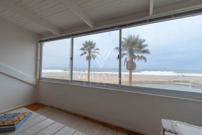 Beachfront townhouse in Long Beach for sale: 3 beds, garage, sea view.