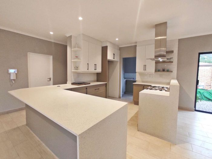 Allens Nek House To Rent: 4 beds, 3 baths, solar power, pet-friendly, secure living.