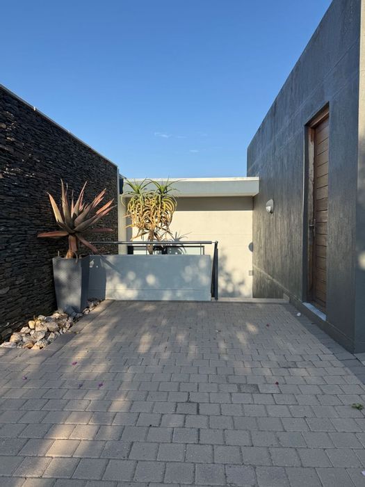 Klein Windhoek Townhouse For Sale: 3 en-suite bedrooms, pool, gated community amenities.