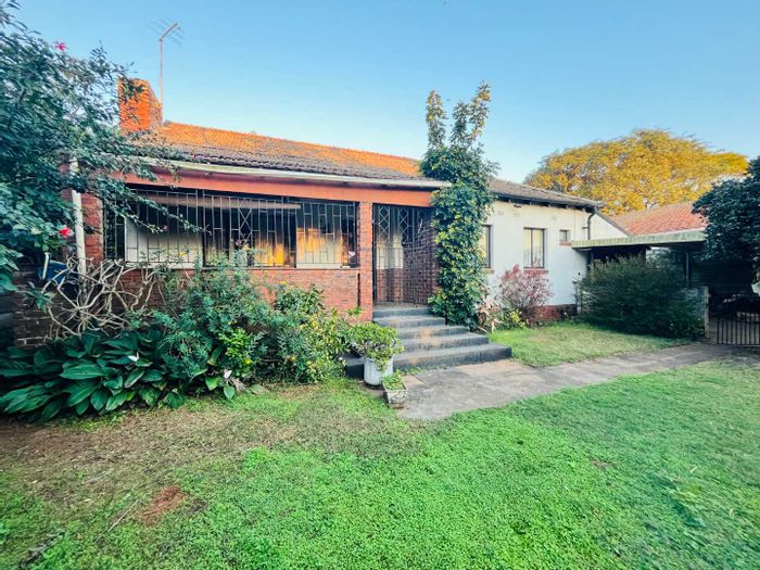 Broadway House For Sale: 3 beds, large yard, renovation potential awaits.