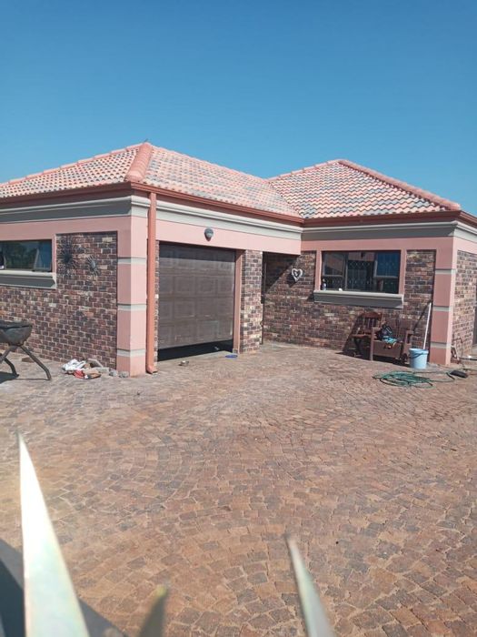 Kookrus House To Rent: 3 Bedrooms, 2 Bathrooms, Garage, Includes Water and Services.