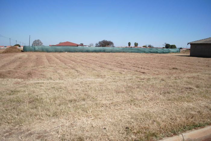 Vacant Land Residential in Riversdale For Sale, 1295 m², near amenities, no dolomite testing.