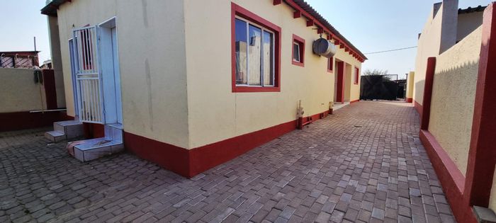 Goreangab House For Sale: 3 bedrooms, 2 bathrooms, lounge, kitchen, outside bedroom.
