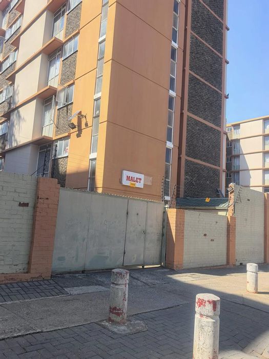 For Sale: Arcadia Apartment with open-plan layout, secured parking, and complex amenities.