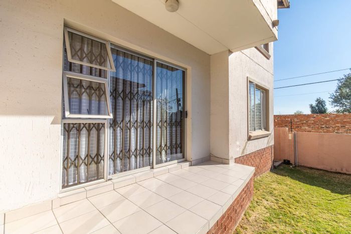 2-bedroom apartment in Ferndale with communal garden and 24-hour security. To Rent.
