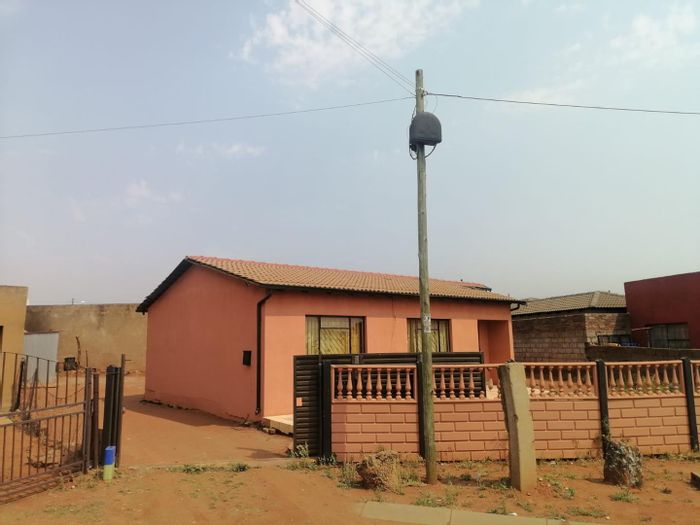 2-Bedroom House To Rent in Katlehong with spacious garden and secure parking.