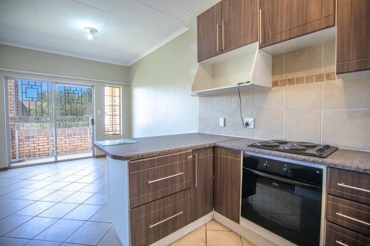 Property #1941472, Townhouse rental monthly in Mooikloof Ridge