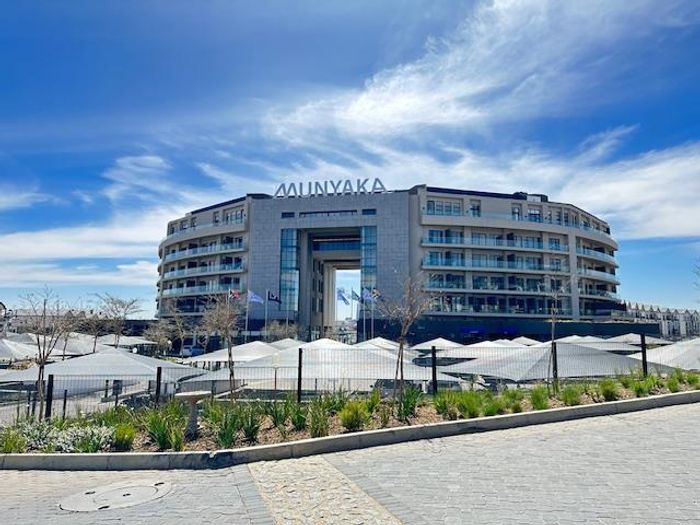 1-Bedroom Apartment To Rent in Midrand Central with lagoon, gym, and restaurant access.