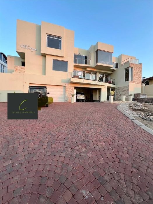 Klein Windhoek House For Sale: 8 en-suite bedrooms, cinema, heated pool, home automation.