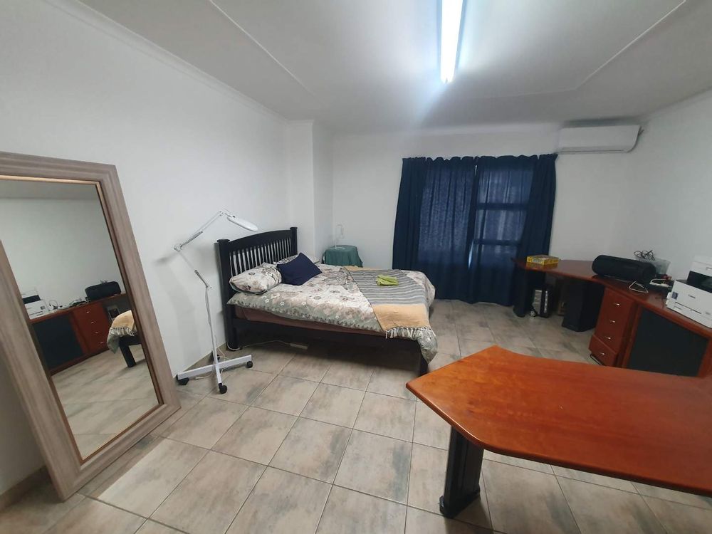 Second spacious bedroom