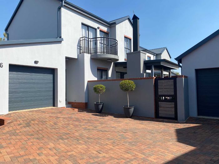 Heritage Hill Townhouse To Rent: 3 Bedrooms, patio with built-in braai, 2 garages.