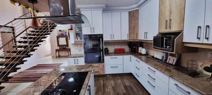 Auasblick House For Sale: 5 beds, 4 baths, flat, entertainment area, 3 garages.