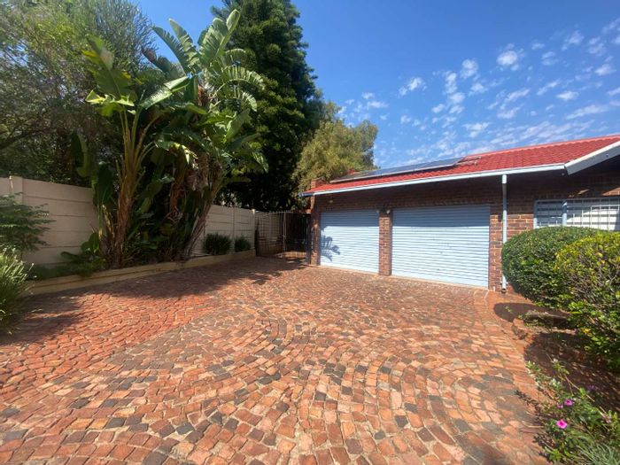 House to Rent in Gallo Manor: Pool, garden flat, security, and ample parking.