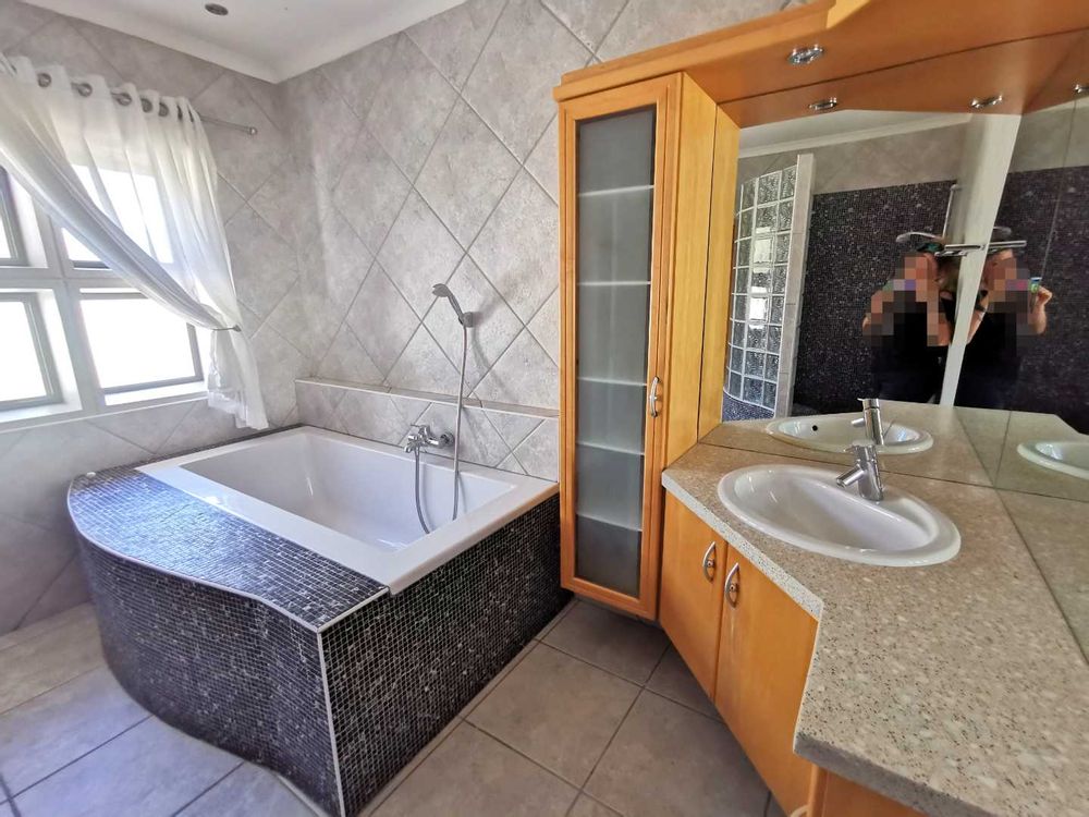 MAIN BEDROOM FULL EN-SUITE 