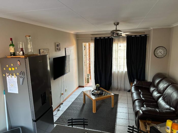 Die Hoewes Apartment To Rent: 1 Bed, 1 Bath, Parking, Close to Amenities.