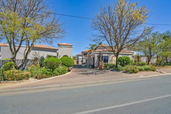 Solar-powered 3-bed cluster in Fourways, pet-friendly, near shopping and schools.