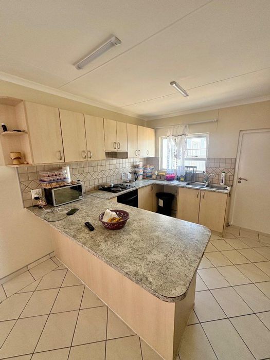 Townhouse For Sale in Tamariskia: 3 Bedrooms, garage, near amenities.