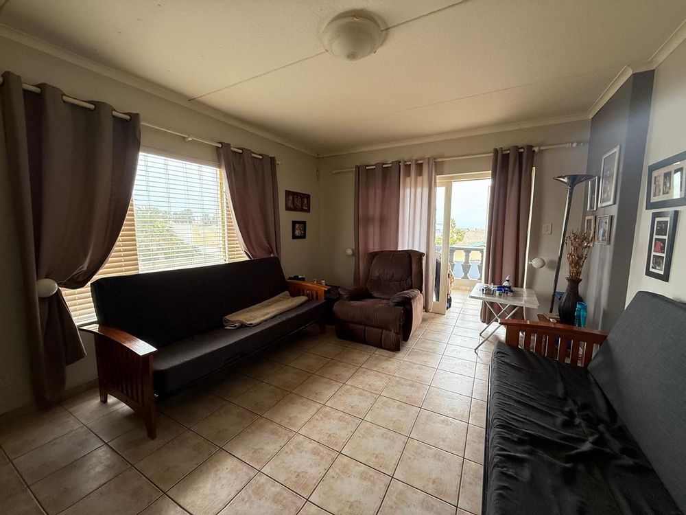 Second lounge with balcony