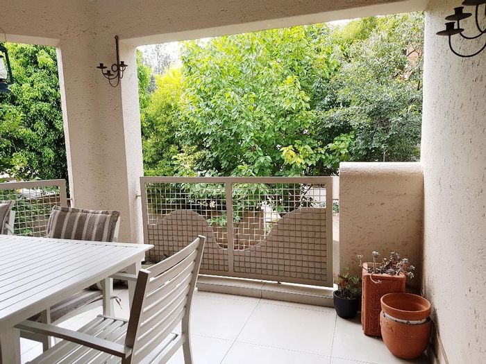 Morningside Apartment To Rent: 3 beds, pool, parking, near Sandton amenities.