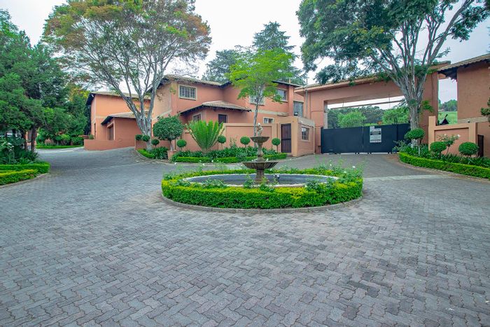 Townhouse For Sale in Sterrewag: 2 Bedrooms, pool, braai area, excellent security.