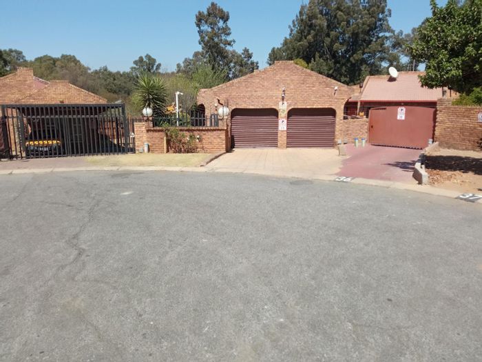 For Sale: Birchleigh Townhouse, 3 Bedrooms, Double Garage, Jacuzzi, Prepaid Meter.