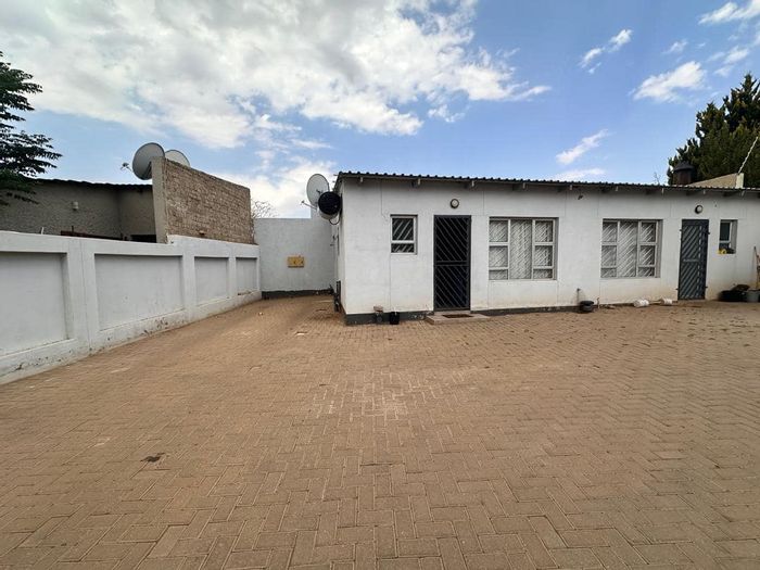 For Sale: Townhouse in Avis with income-generating flats and ample parking.