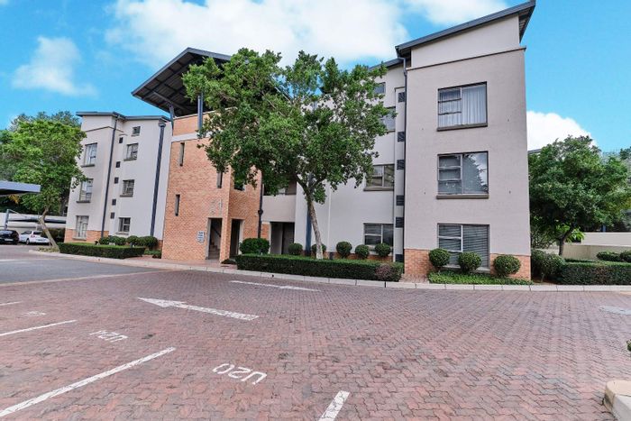 Lonehill Apartment For Sale: Secure complex, pool, clubhouse, fibre internet, covered parking.