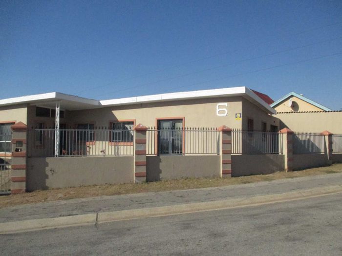 Hillside House To Rent: Spacious layout, three bedrooms, enclosed yard, double garage.