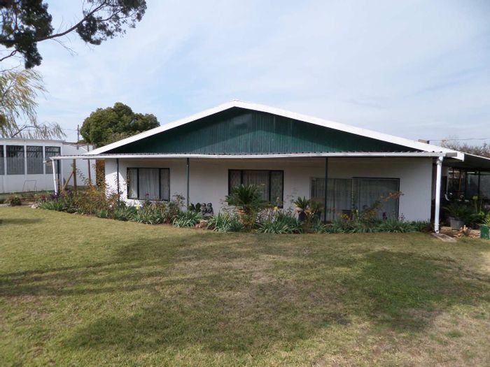 For Sale: House in Oviston with 3 bedrooms, braai area, and garage.