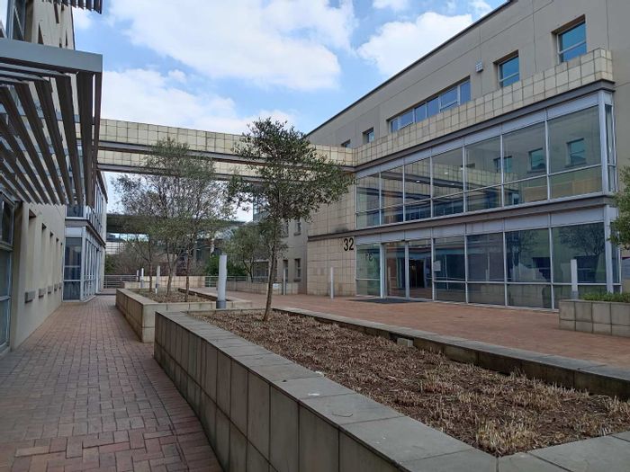 Office to Rent in Woodmead: 762.25m2, backup power, fiber, amenities nearby.