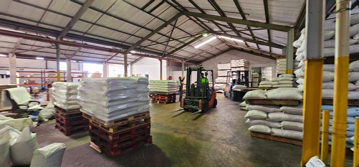 Industrial warehouse in Bellville South Industria, to rent with ample space and security.