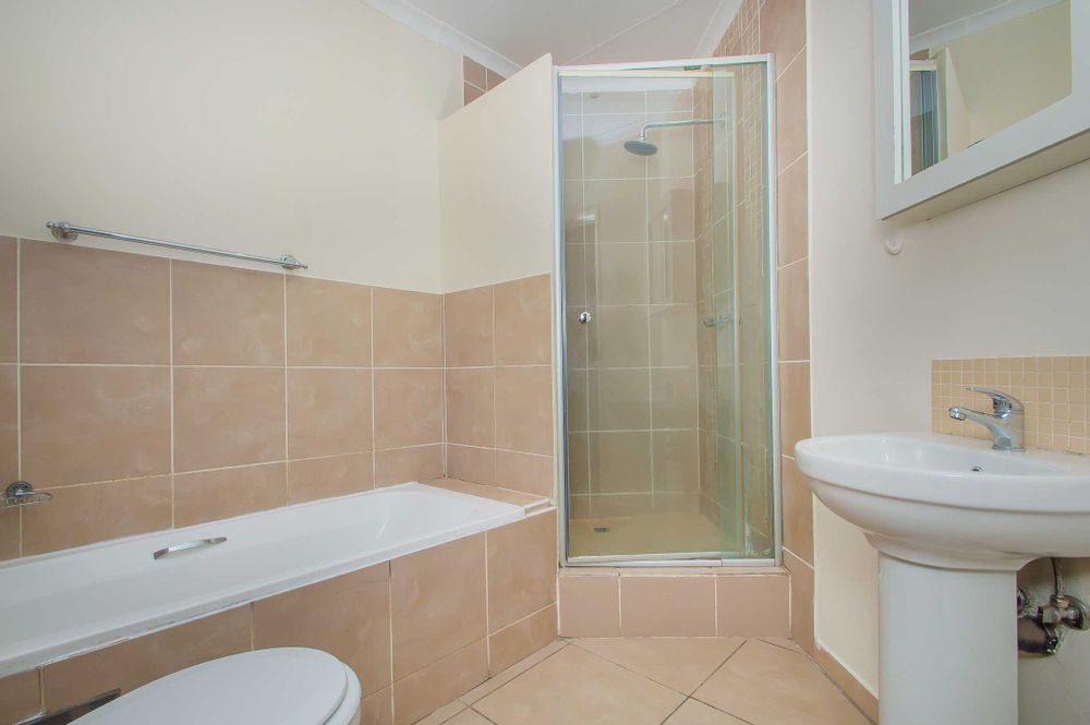 Neat full family bathroom