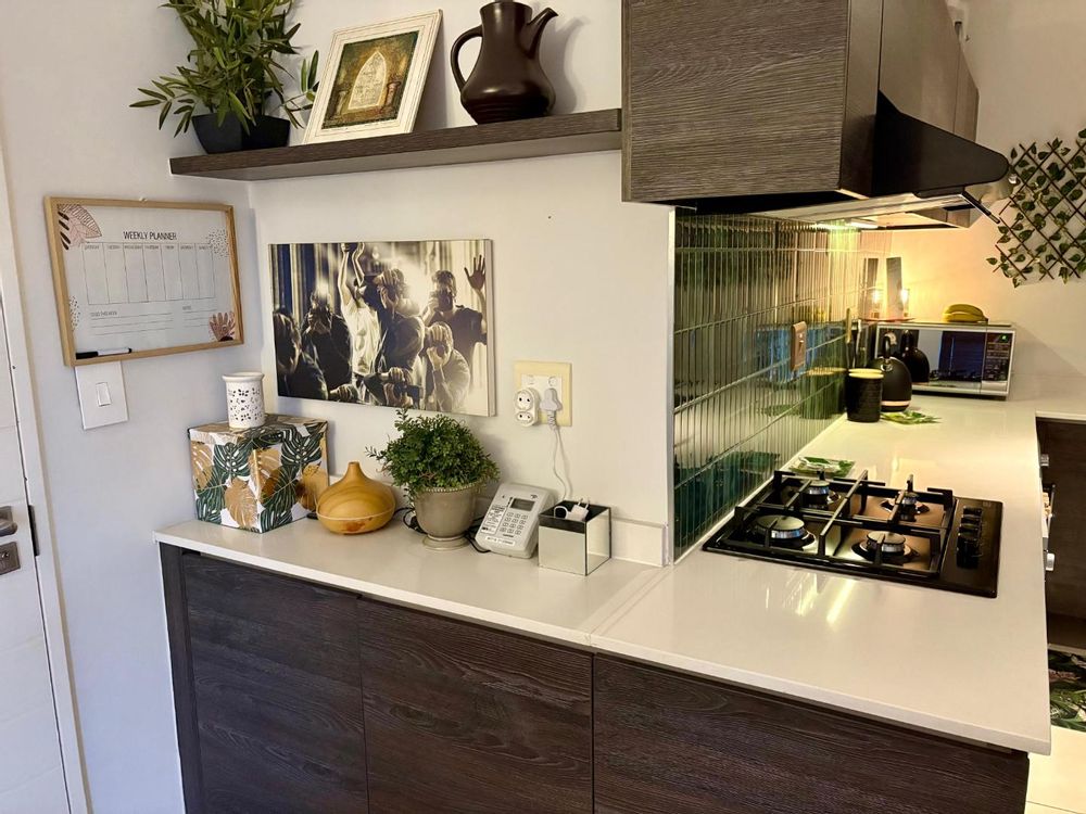 Neat well designed kitchen - brand new stove 