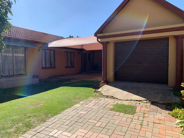 Property #2157334, House pending sale in Klipfontein View