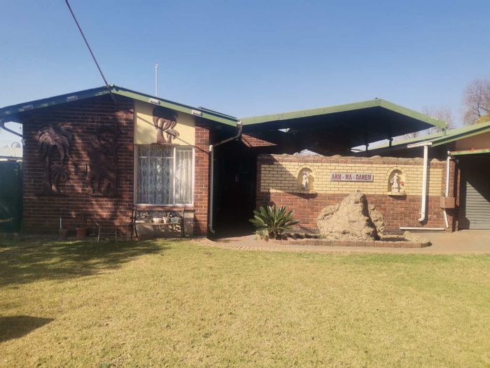 House for Sale in Vanderbijlpark Central East 2: 3 beds, pool, flatlets, security.