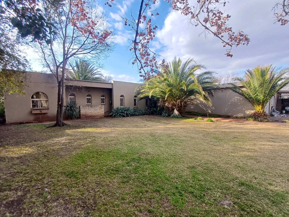 Front view of property - spacious yard