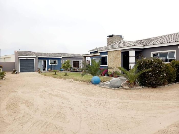 Ocean View House For Sale: 2 beds, flat, garages, indoor/outdoor braai areas.