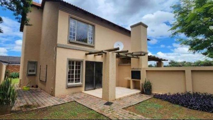 For Sale: Townhouse in Willow Park Manor with 2 beds, garden, and security.