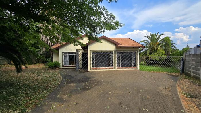 3-Bedroom House in Brackendowns For Sale with Garden and Carport.